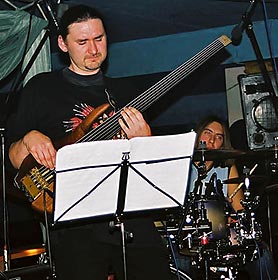  Tomasz Grabowy w Kwartecie Zbyszka Jakubka 
 fot. Marek abu, Jastrzbie Zdrj, 20 X '2004 