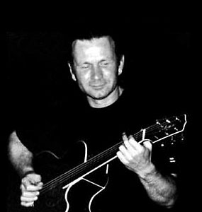  Marek Raduli akustycznie 
 z gitarą Takamine (~2000) 